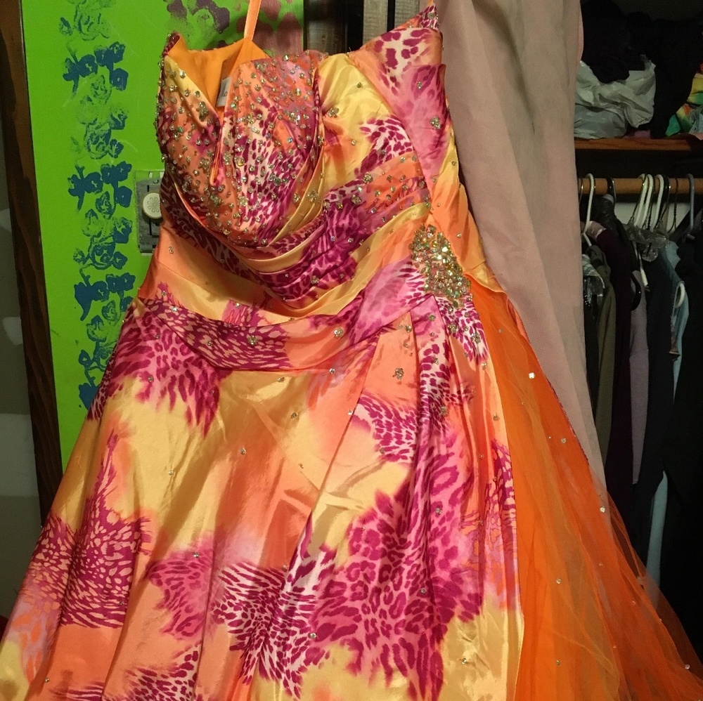 Dress - Picture 3 of 4